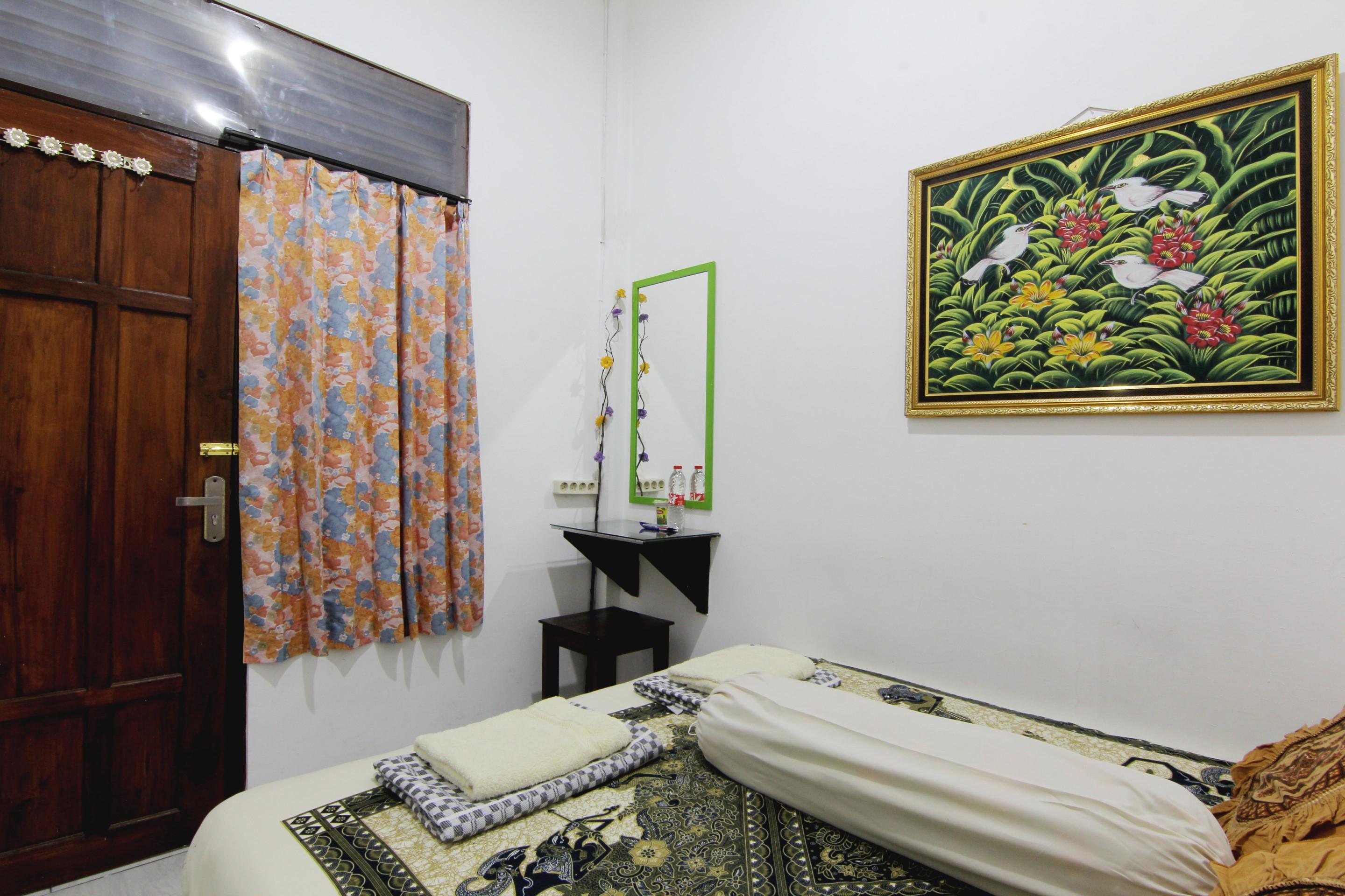 Tiga Dua Homestay Jogjakarta Buitenkant foto