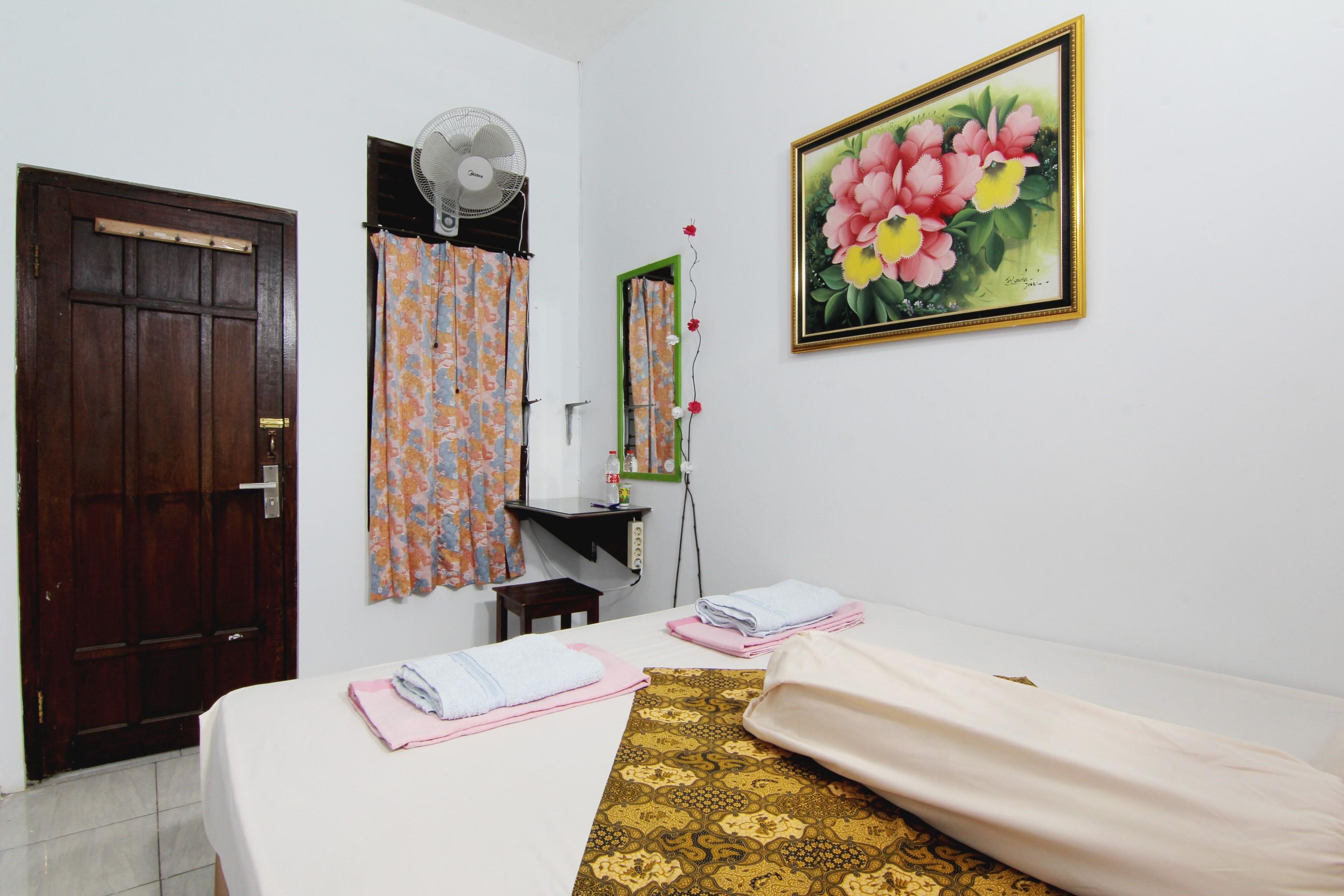 Tiga Dua Homestay Jogjakarta Buitenkant foto