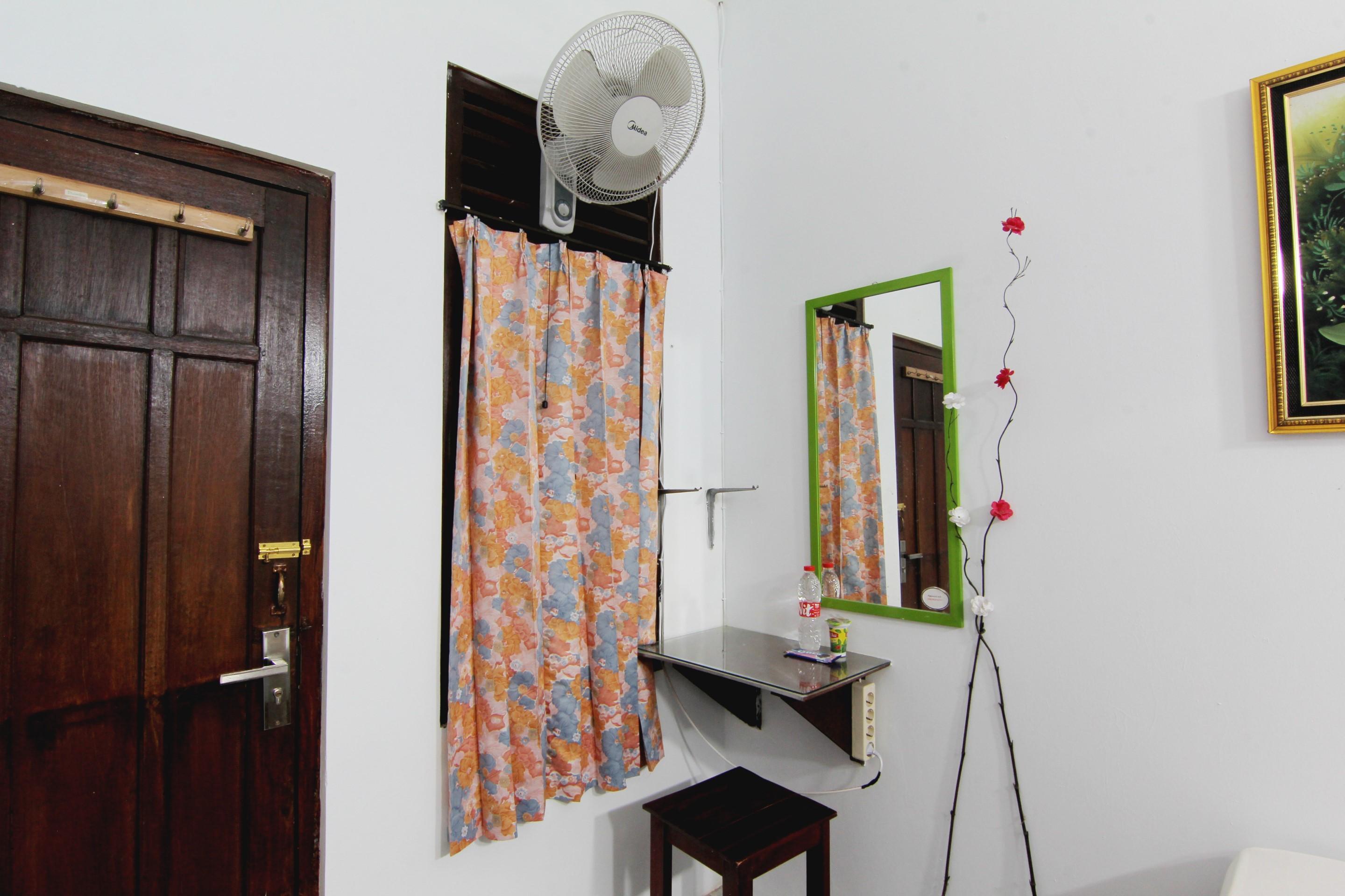 Tiga Dua Homestay Jogjakarta Buitenkant foto