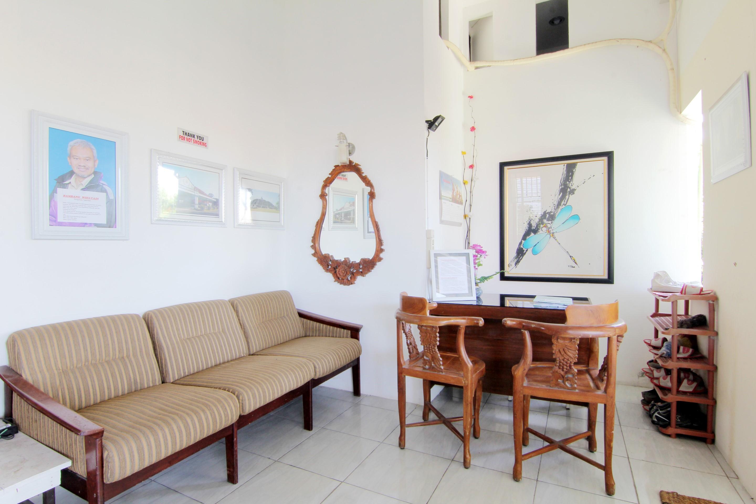 Tiga Dua Homestay Jogjakarta Buitenkant foto