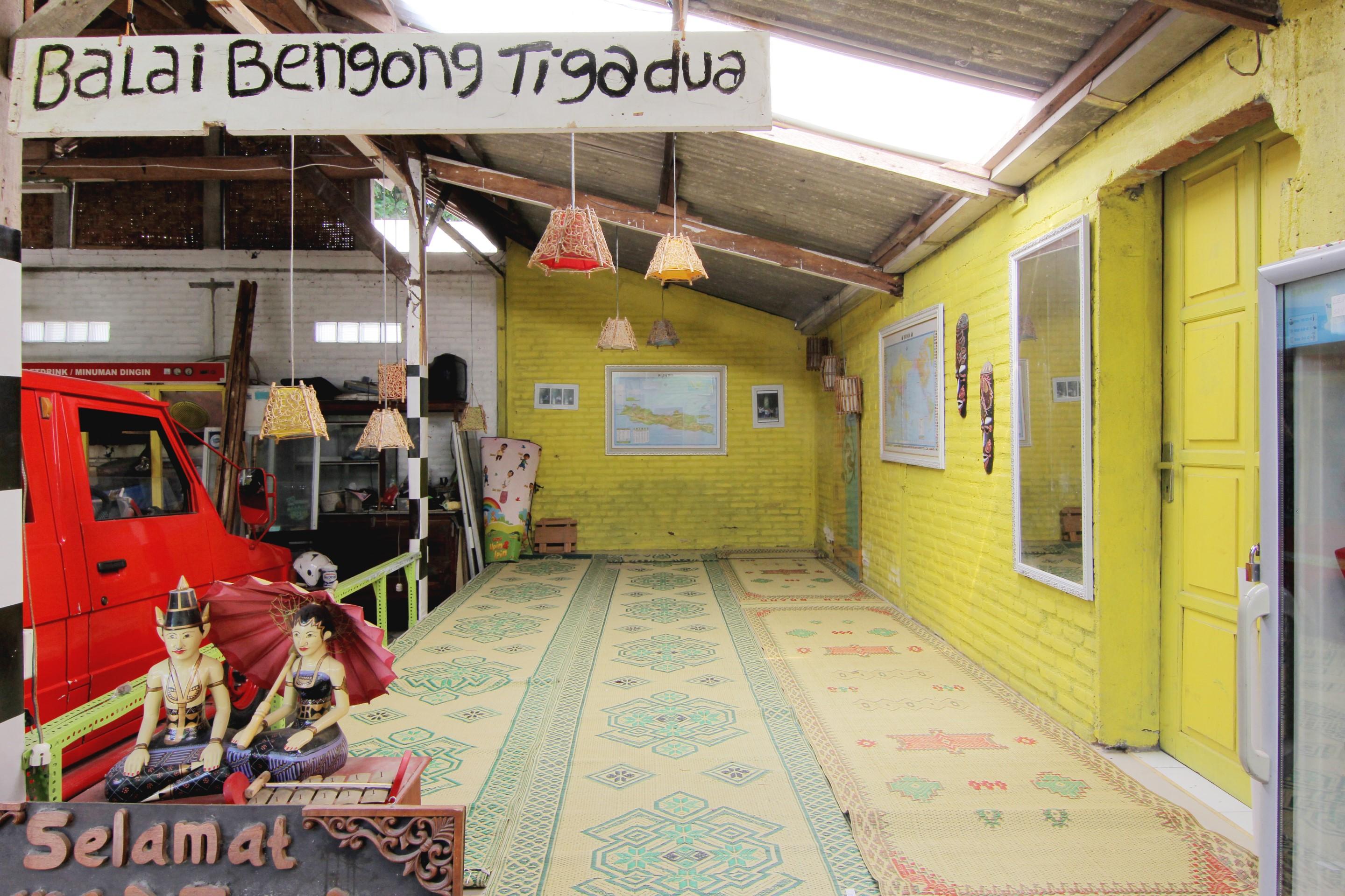 Tiga Dua Homestay Jogjakarta Buitenkant foto