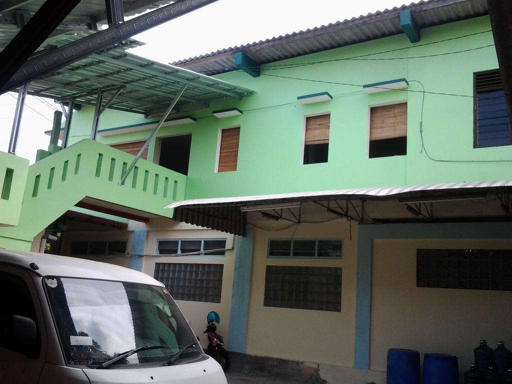 Tiga Dua Homestay Jogjakarta Buitenkant foto
