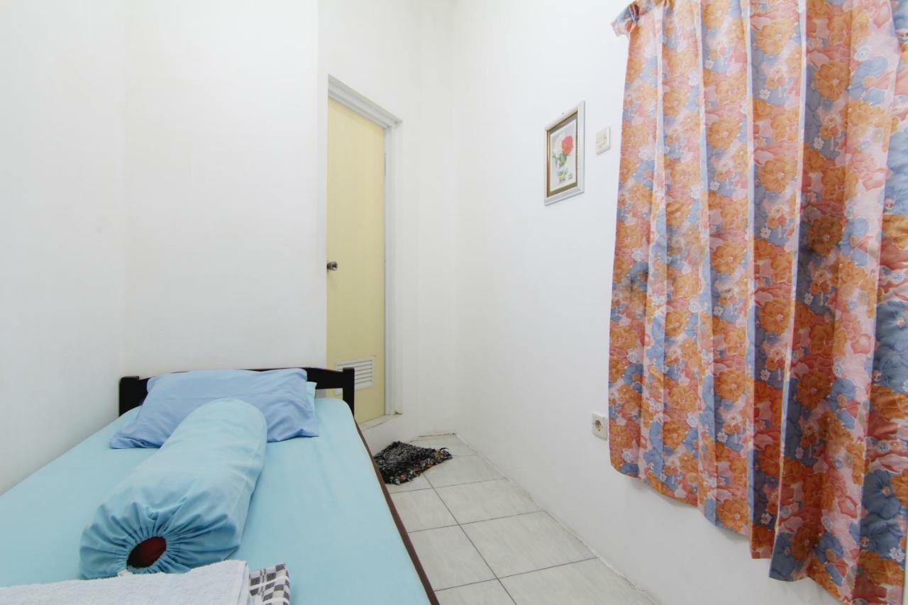 Tiga Dua Homestay Jogjakarta Buitenkant foto