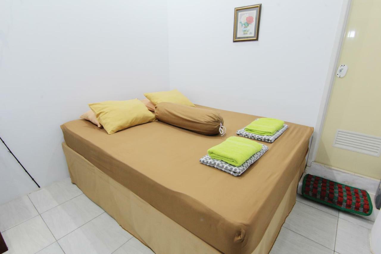 Tiga Dua Homestay Jogjakarta Buitenkant foto