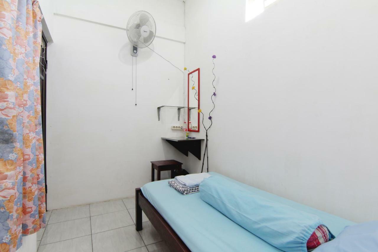 Tiga Dua Homestay Jogjakarta Buitenkant foto