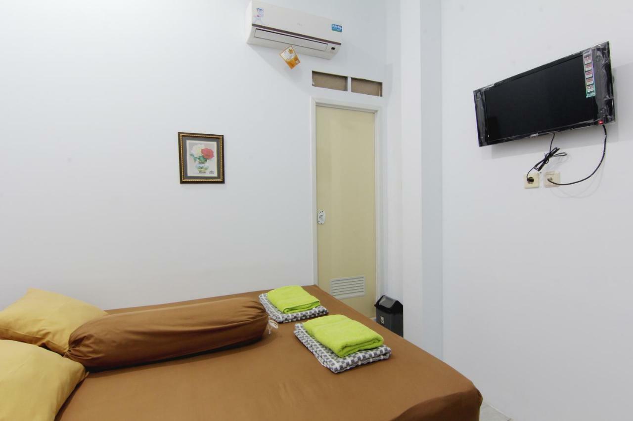 Tiga Dua Homestay Jogjakarta Buitenkant foto