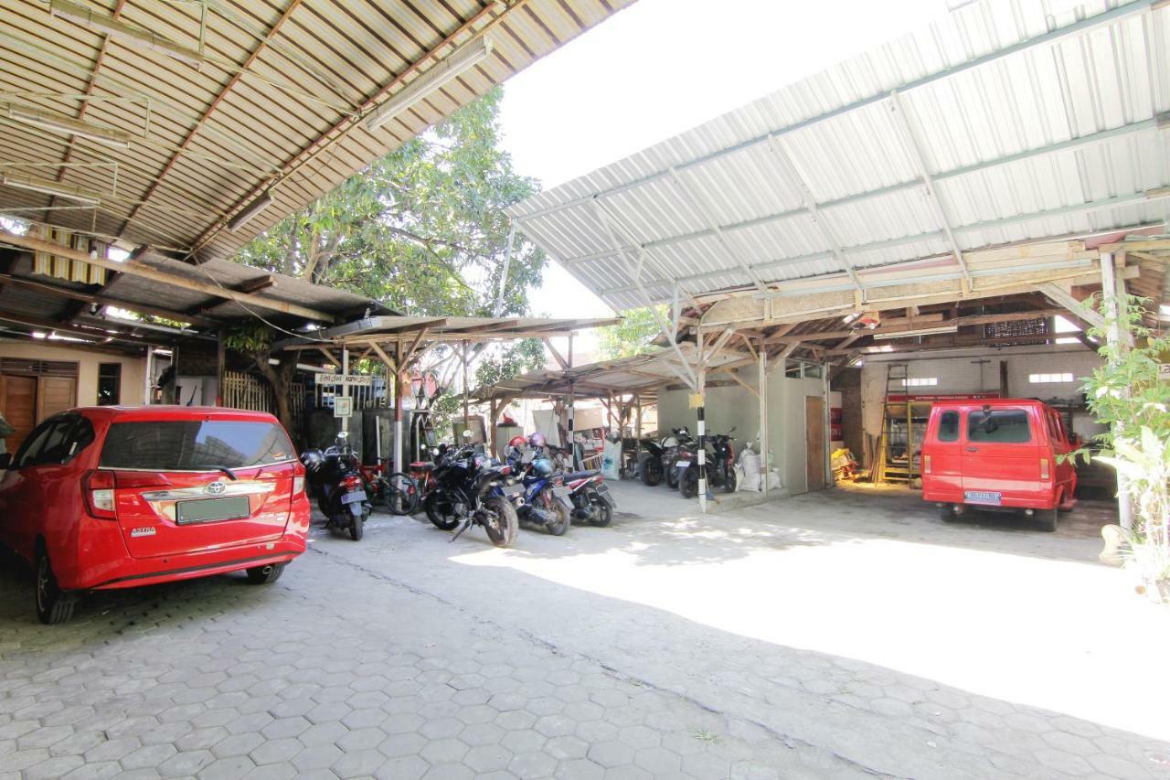 Tiga Dua Homestay Jogjakarta Buitenkant foto