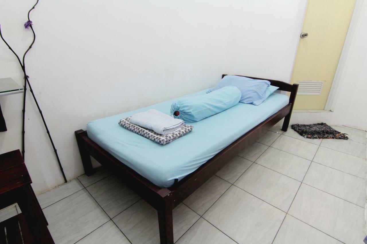 Tiga Dua Homestay Jogjakarta Buitenkant foto