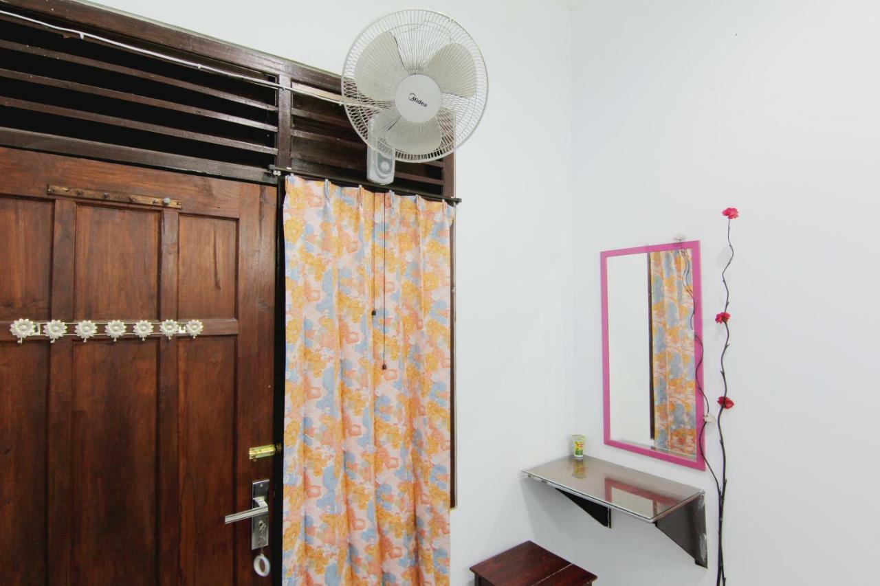 Tiga Dua Homestay Jogjakarta Buitenkant foto