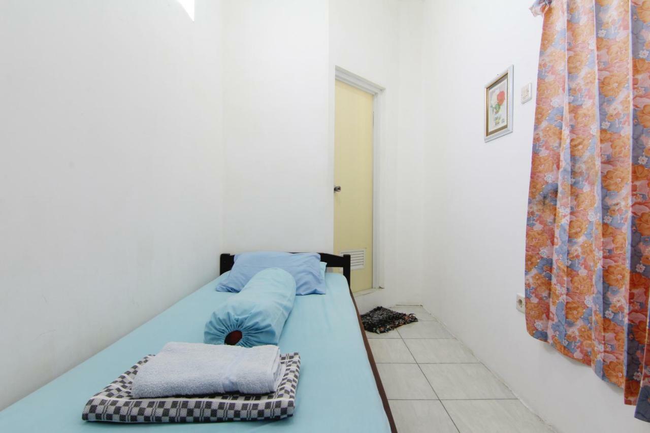Tiga Dua Homestay Jogjakarta Buitenkant foto